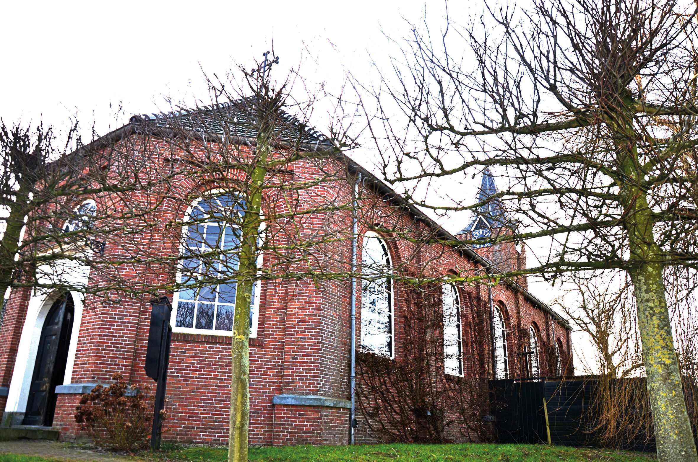 In het achterste deel van deze kerk woont pater Hugo, de enige kluizenaar van Nederland.